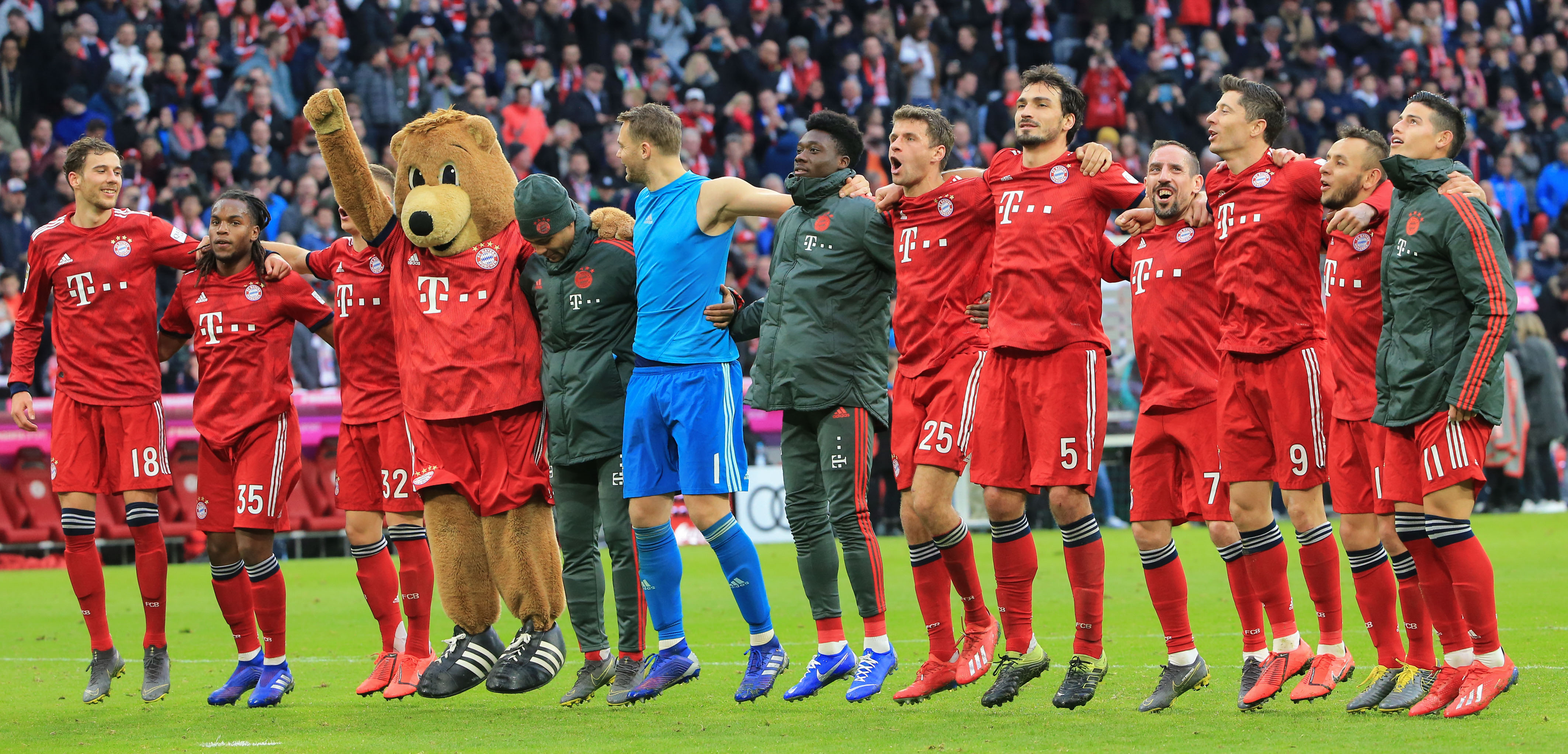 西班牙此前10次对阵乌拉圭5胜5平保持不败，打进16球丢8球（西班牙近10次对阵乌拉圭取得5胜5平不败战绩，共打入16球失8球）