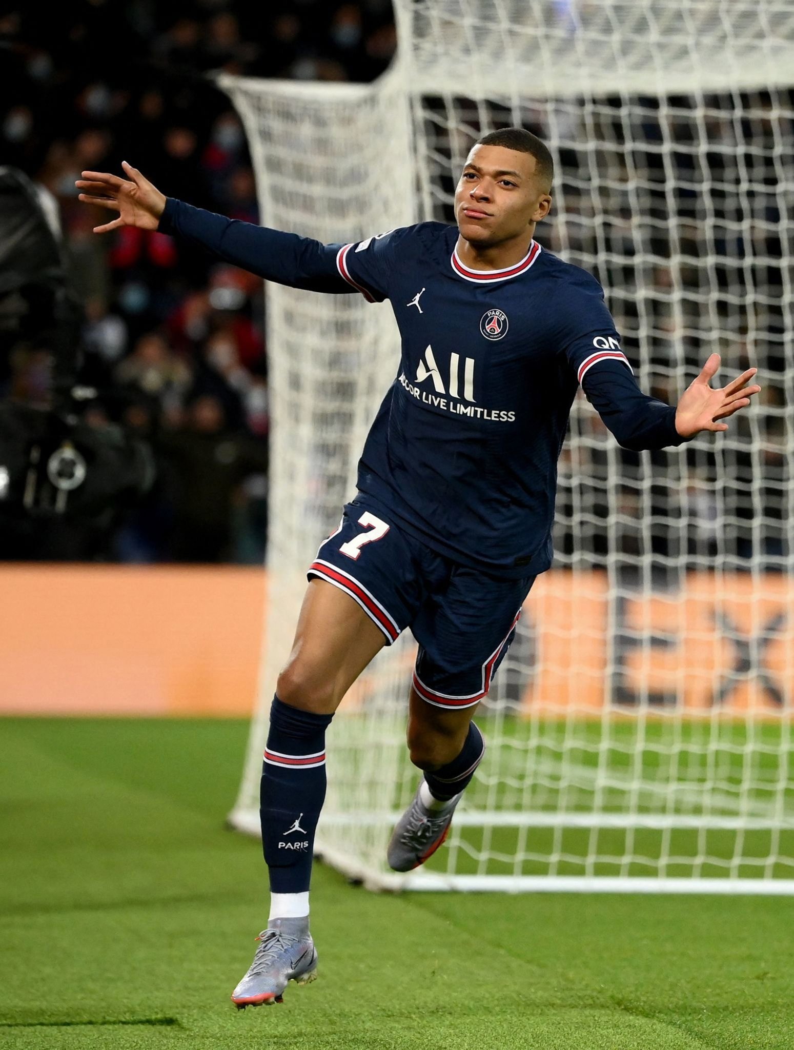 官方：法兰克福后卫鲍姆在赛季首秀中膝盖内侧副韧带受伤（法兰克福官方：后卫鲍姆在赛季首秀中不慎伤到膝部内侧副韧带）