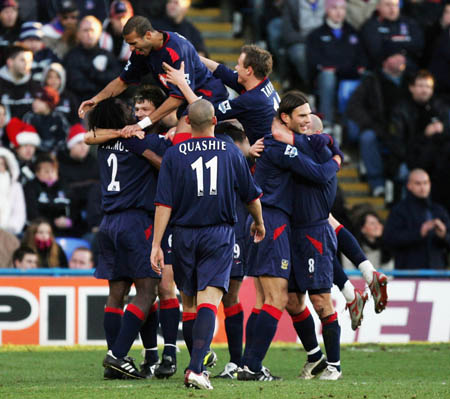 国家德比皇马2-1巴萨5分领跑 近6轮巴萨比皇马多拿9分反超4分（国家德比皇马2-1力克巴萨一度5分领跑，近6轮巴萨净胜9分已反超4分）