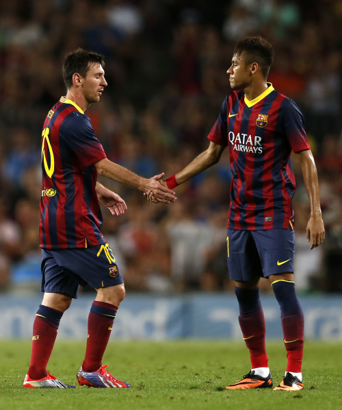 球星突破防线送出关键助攻