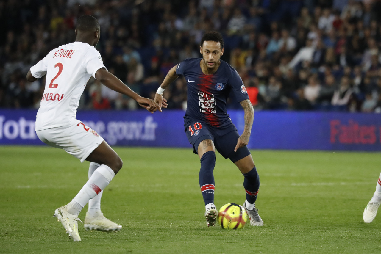 阿斯：利物浦拜仁领跑格伊争夺战，皇马因其高薪高签字费退出（阿斯：格伊争夺战利物浦、拜仁占优，皇马因薪资与签字费要求过高退出）