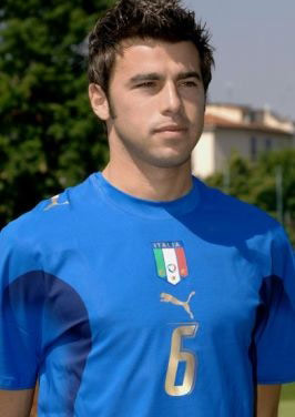 英乙球队连续两辆大巴爆胎，最终全队打车前往客场（英乙队两辆大巴相继爆胎，全队改乘出租车赴客场）