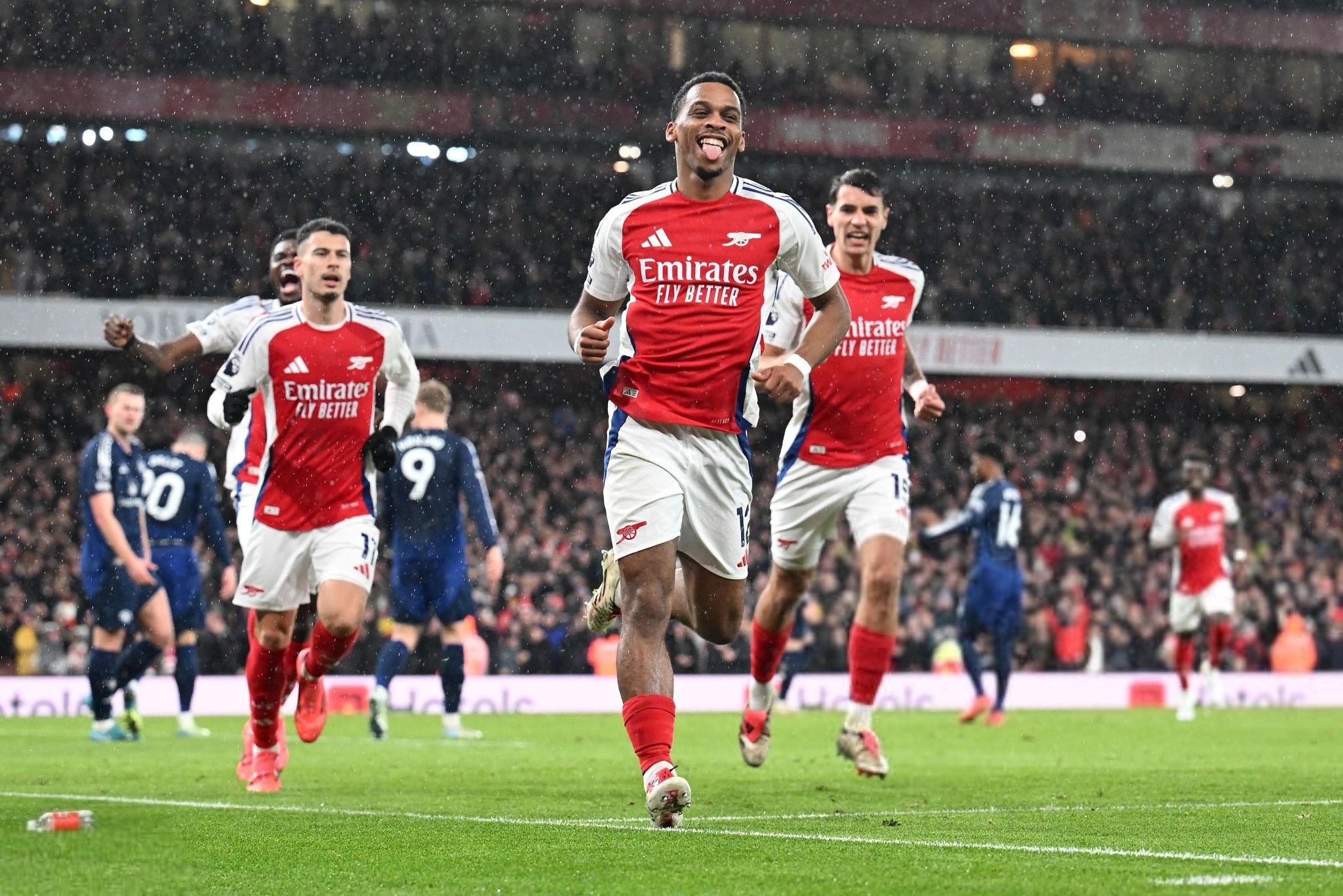 球员C罗先生，完成一次精彩的倒钩破门。 ​（C罗上演惊艳倒钩破门）