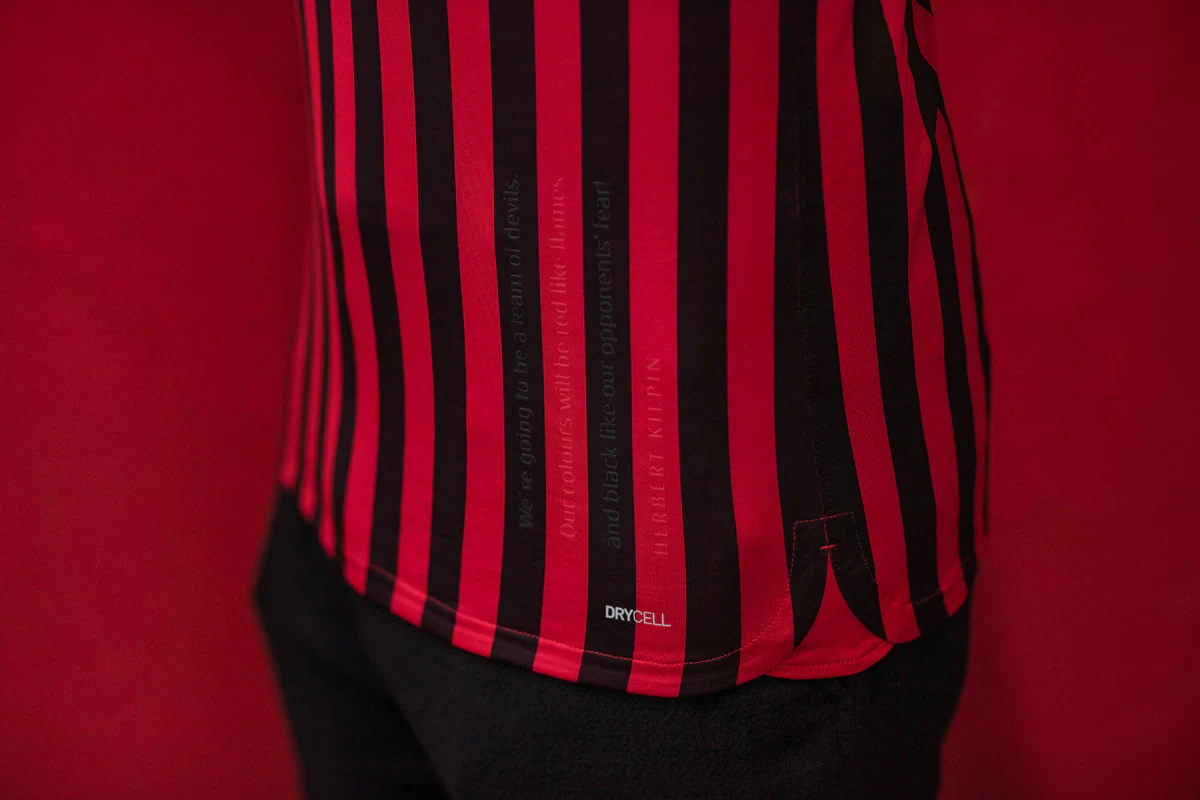 穆帅：今天胜利的功劳属于球员们，要说谁比谁更好是不公平的（穆里尼奥：这场胜利归功于全体球员，评比谁更出色并不公平）