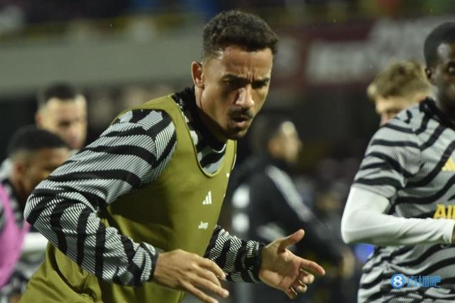 拉菲尼亚：巴萨复兴的领军人物（拉菲尼亚：引领巴萨复兴的核心力量）