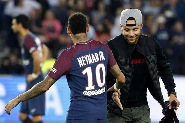 阿森纳3-1拜仁破其不败金身，马杜埃凯首球诺伊尔失误送礼（阿森纳3-1力挫拜仁终结不败，马杜埃凯处子球破门，诺伊尔低级失误送礼）